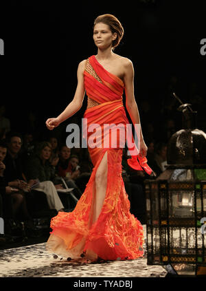 Un modèle les derniers défilés Automne/Hiver du designer Ashley Isham au London Fashion Week 2006 au National History Museum de Londres le 14 février 2006. (Photo d'UPI/HugoPhilpott) Banque D'Images