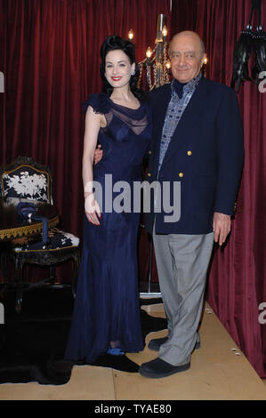 L'artiste américaine Dita Von Teese et propriétaire Égyptien Mohamed Al-Fayed Harrods assister à une signature de son livre 'Le burlesque et l'art de l'Teese' à Harrods à Londres le 22 avril 2006.(Photo UPI/Rune Hellestad) Banque D'Images