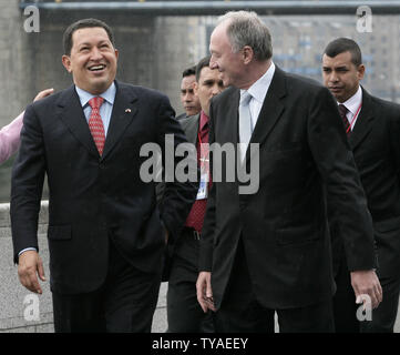 Le président vénézuélien Hugo Chavez (G) et le maire de Londres Ken Livingstone à l'Hôtel de ville de Londres le lundi 15 mai 2006. M. Chavez est à Londres pour une visite de deux jours, où il rencontrera la dignitaires et dirigeants.(Photo UPI/Hugo Philpott) Banque D'Images