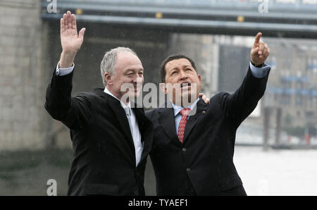 Le président vénézuélien Hugo Chavez (G) et le maire de Londres Ken Livingstone à l'Hôtel de ville de Londres le lundi 15 mai 2006. M. Chavez est à Londres pour une visite de deux jours, où il rencontrera la dignitaires et dirigeants.(Photo UPI/Hugo Philpott) Banque D'Images