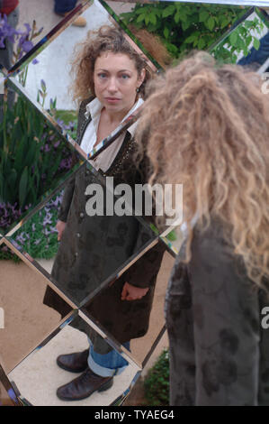 L'actrice britannique Alex Kingston assiste à un photocall à RHS Chelsea Flower Show, Hôpital Royal Gardens, à Londres le 22 mai 2006. (Photo d'UPI/Rune Hellestad) Banque D'Images