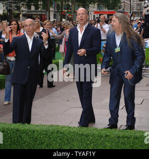 Producteur américain Jeffrey Katzenberg, Bruce Willis l'acteur et réalisateur Karey Kirkpatrick assister à la première de 'Over the Hedge' à vue, de Leicester Square à Londres le 22 juin 2006. (Photo d'UPI/Rune Hellestad) Banque D'Images