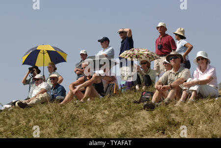 Les amateurs de golf pourront profiter du beau temps au cours de la ronde de la pratique à la 135e Open Championship à Liverpool le 18 juillet 2006. (Photo d'UPI/Hugo Philpott) Banque D'Images