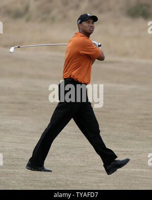 Tiger Woods s'exécute à travers le 16ème fairway pour voir où il a tourné a atterri à l'Royal Liverpool golf club dans le 135e Open Championship en Hoylake, le 20 juillet 2006. (Photo d'UPI/Hugo Philpott) Banque D'Images