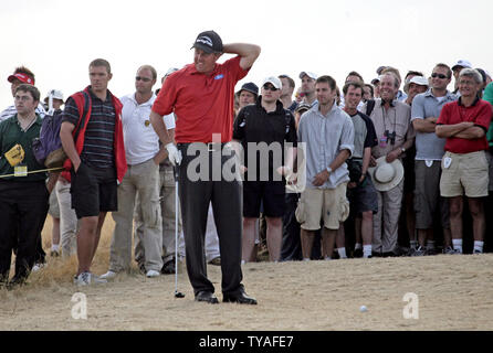 American Phil Mickelson revient sur le trou du 16e au Royal Liverpool Golf Club dans le 135e Open Championship en Hoylake le 21 juillet 2006. (Photo d'UPI/Hugo Philpott) Banque D'Images