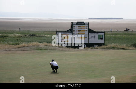 Mike Weir Canada aligne un putt sur le 13e trou au Royal Liverpool Golf Club dans le 135e Open Championship en Hoylake le 21 juillet 2006. (Photo d'UPI/Hugo Philpott) Banque D'Images