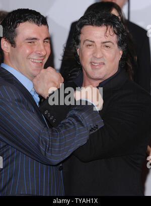 L'acteur américain Sylvester Stallone et Britannique Joe Calzaghe boxer assister à la première de "Rocky Balboa" en vue, de Leicester Square à Londres le 16 janvier 2007. (Photo d'UPI/Rune Hellestad) Banque D'Images