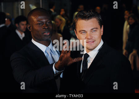 American acteurs Leonardo DiCaprio et Djimon Hounsou assister à la première européenne de 'Blood Diamond' à Odéon, Leicester Square à Londres le 23 janvier 2007. (Photo d'UPI/Rune Hellestad) Banque D'Images