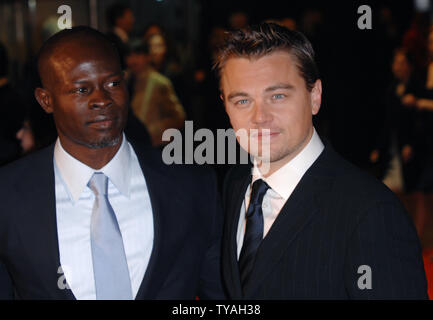 American acteurs Leonardo DiCaprio et Djimon Hounsou assister à la première européenne de 'Blood Diamond' à Odéon, Leicester Square à Londres le 23 janvier 2007. (Photo d'UPI/Rune Hellestad) Banque D'Images