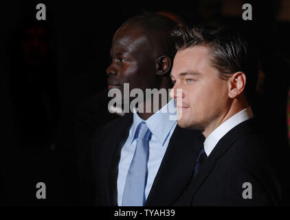 American acteurs Leonardo DiCaprio et Djimon Hounsou assister à la première européenne de 'Blood Diamond' à Odéon, Leicester Square à Londres le 23 janvier 2007. (Photo d'UPI/Rune Hellestad) Banque D'Images