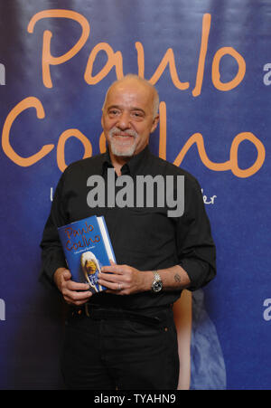 L'auteur brésilien Paulo Coelho participe à une signature de son roman "La sorcière de Portobello" à Waterstone's, Oxford Street à Londres le 17 avril 2007. (Photo d'UPI/Rune Hellestad) Banque D'Images