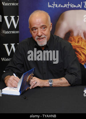 L'auteur brésilien Paulo Coelho participe à une signature de son roman "La sorcière de Portobello" à Waterstone's, Oxford Street à Londres le 17 avril 2007. (Photo d'UPI/Rune Hellestad) Banque D'Images