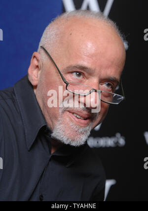 L'auteur brésilien Paulo Coelho participe à une signature de son roman "La sorcière de Portobello" à Waterstone's, Oxford Street à Londres le 17 avril 2007. (Photo d'UPI/Rune Hellestad) Banque D'Images