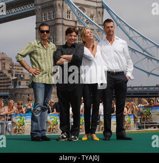 Antonio Banderas, Mike Myers, Cameron Diaz et Rupert Everett assister à un photocall pour hrærek «La troisième' en face du Tower Bridge à Londres le 10 juin 2007. (Photo d'UPI/Rune Hellestad) Banque D'Images