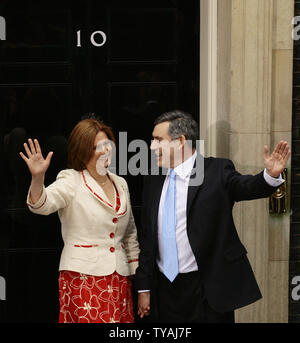 Nouveau premier ministre britannique Gordon Brown (R) avec sa femme Sarah (L) vague aux médias sur les étapes de 10 Downing Street après avoir accepté le poste de Sa Majesté la Reine le 27 juin 2007. Brown a passé les dix dernières années comme chancelier de l'Échiquier. (Photo d'UPI/Hugo Philpott) Banque D'Images