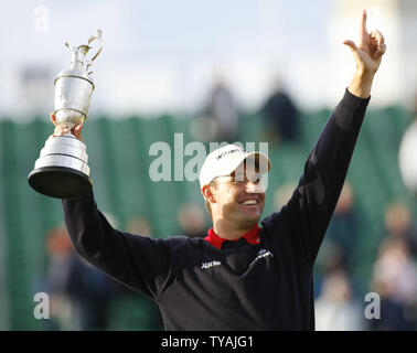 L'Irlande Padraig Harrington détient la Claret jug après avoir vaincu l'Espagne Sergio Garcia pour gagner le 136e Open Championship à Carnoustie, en Écosse, le dimanche 22 juillet 2007. (Photo d'UPI/Hugo Philpott) Banque D'Images