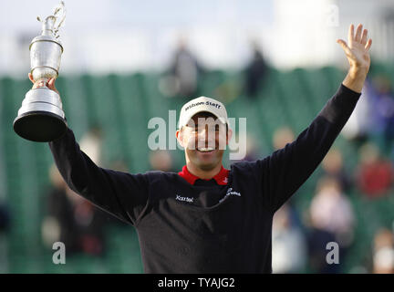 L'Irlande Padraig Harrington détient la Claret jug après avoir vaincu l'Espagne Sergio Garcia pour gagner le 136e Open Championship à Carnoustie, en Écosse, le dimanche 22 juillet 2007. (Photo d'UPI/Hugo Philpott) Banque D'Images