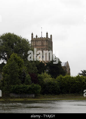 L'Abbaye de Tewkesbury est entouré par les eaux de crue après les fortes inondations en Angleterre le 26 juillet 2007. Le village a été de faire reculer lentement à la normale mais la forte pluie continue de menacer la population. (Photo d'UPI/Hugo Philpott) Banque D'Images