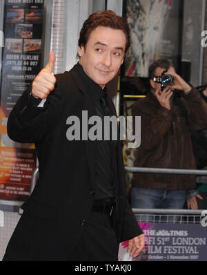 L'acteur américain John Cusack assiste à la projection de 'la grâce est allé à la London Film Festival at Odeon West End à Londres le 26 octobre 2007. (Photo d'UPI/Rune Hellestad) Banque D'Images