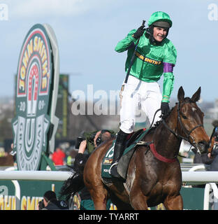 Jockey Liam Treadwell lève son bras comme il gagne le 2009 John Smith's Grand National sur son cheval de course Mon Mome à l'encontre de 100-1 à Aintree le samedi 04 avril 2009. (Photo d'UPI/Hugo Philpott) Banque D'Images