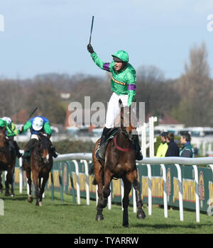 Jockey Liam Treadwell lève son bras comme il gagne le Grand National sur son cheval de course Mon Mome à l'encontre de 100-1 à Aintree le samedi 04 avril 2009. (Photo d'UPI/Hugo Philpott) Banque D'Images