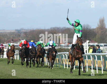 Jockey Liam Treadwell lève son bras comme il gagne le Grand National sur son cheval de course Mon Mome à l'encontre de 100-1 à Aintree le samedi 04 avril 2009. (Photo d'UPI/Hugo Philpott) Banque D'Images