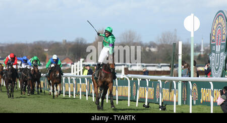 Jockey Liam Treadwell remporte le 2009 John Smith's Grand National sur son cheval 'Msur Mome' avec une cote de 100-1 à Aintree le samedi 04 avril 2009. (Photo d'UPI/Hugo Philpott) Banque D'Images