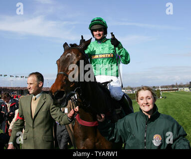 Jockey Liam Treadwell célèbre sa victoire à la John Smith's Grand National sur son cheval de course Mon Mome à l'encontre de 100-1 à Aintree le samedi 04 avril 2009. (Photo d'UPI/Hugo Philpott) Banque D'Images