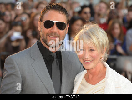 L'actrice britannique Helen Mirren et l'acteur australien Russell Crowe assister à la première de "l'état de jouer" à l'Empire, de Leicester Square à Londres le 21 avril 2009. (Photo d'UPI/Rune Hellestad) Banque D'Images