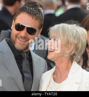 L'actrice britannique Helen Mirren et l'acteur australien Russell Crowe assister à la première de "l'état de jouer" à l'Empire, de Leicester Square à Londres le 21 avril 2009. (Photo d'UPI/Rune Hellestad) Banque D'Images