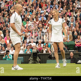 La star du tennis américain Andre Agassi joue un match de double mixte avec l'épouse Steffi Graf contre la Grande-Bretagne Tim Henman et Kim Clijsters. Le match a été joué à célébrer le premier jeu sur le nouveau court central de Wimbledon avec le toit complètement fermé le dimanche 17 mai 2009. (Photo d'UPI/Hugo Philpott) Banque D'Images