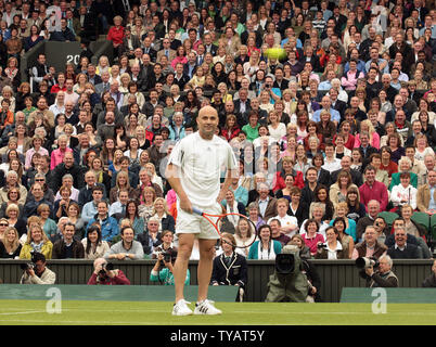 La star du tennis américain Andre Agassi joue un match de double mixte avec l'épouse Steffi Graf contre la Grande-Bretagne Tim Henman et Kim Clijsters. Le match a été joué à célébrer le premier jeu sur le nouveau court central de Wimbledon avec le toit complètement fermé le dimanche 17 mai 2009. (Photo d'UPI/Hugo Philpott) Banque D'Images