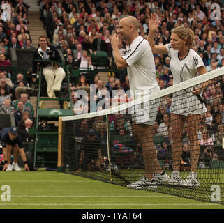 La star du tennis américain Andre Agassi et Steffi Graf femme jouer un match de double mixte contre la Grande-Bretagne Tim Henman et Kim Clijsters. Le match a été joué à célébrer le premier jeu sur le nouveau court central de Wimbledon avec le toit complètement fermé le dimanche 17 mai 2009. (Photo d'UPi/Hugo Philpott) Banque D'Images