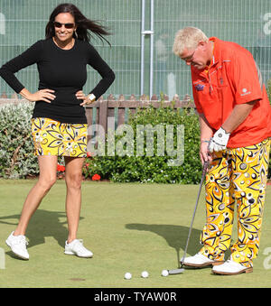 L'Américain John Daly et sa partenaire Anna Cladakis pratique sur le vert sur le troisième jour de la 138e British Open Championship à Turnberry, Angleterre le 18 juillet 2009. (Photo d'UPI/Hugo Philpott) Banque D'Images