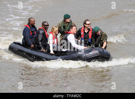 L'actrice britannique Sienna Miller et l'acteur américain Channing Tatum arrivent dans un hors-bord pour la presse de la princesse pour "G.I. Joe : The Rise of Cobra' à HMS Belfast, South Bank à Londres le 22 juillet 2009. (Photo d'UPI/Rune Hellestad) Banque D'Images