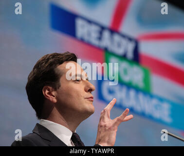 Shadow Chancelier George Osborne livre son discours à partie les délégués à la conférence du parti conservateur de 2009 à Manchester le 6 octobre 2009. UPI/Hugo Philpott Banque D'Images