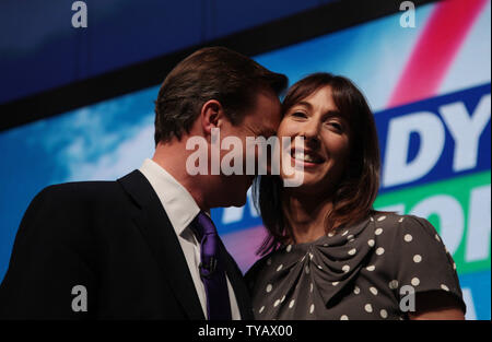 Chef du parti conservateur David Cameron parle avec sa femme Samantha après qu'il a prononcé son discours à partie les délégués à la conférence du parti conservateur de 2009 à Manchester le 8 octobre 2009. UPI/Hugo Philpott Banque D'Images