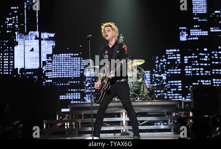 Chanteur/guitariste Billie Joe Armstrong effectue avec Green Day à la Wembley Arena de Londres le 1 novembre 2009. Rune Hellestad/UPI Banque D'Images