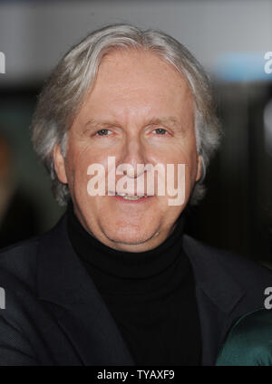 Directeur américain James Cameron assiste à la première mondiale de 'Avatar' à Odéon, Leicester Square à Londres le 10 décembre 2009. Rune Hellestad/UPI Banque D'Images