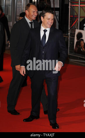 L'acteur américain Matt Damon et d'Afrique du Sud rugby legend François Piennar assister à la première de "Invictus" à l'Odeon West End, Leicester Square à Londres le 31 janvier 2010. Rune Hellestad/UPI Banque D'Images