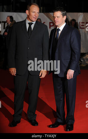 L'acteur américain Matt Damon et d'Afrique du Sud rugby legend François Piennar assister à la première de "Invictus" à l'Odeon West End, Leicester Square à Londres le 31 janvier 2010. Rune Hellestad/UPI Banque D'Images