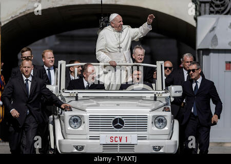 Cité du Vatican, Vatican. 26 Juin, 2019. Pape Francis dirige l'audience générale hebdomadaire sur la Place Saint Pierre. Credit : Giuseppe Ciccia/Alamy Live News Banque D'Images