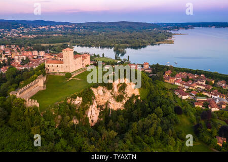 Vue de la forteresse Rocca di Angera appelé lors d'un coucher de soleil de printemps. Angera, Lac Majeur, district de Varèse, Lombardie, Italie. Banque D'Images