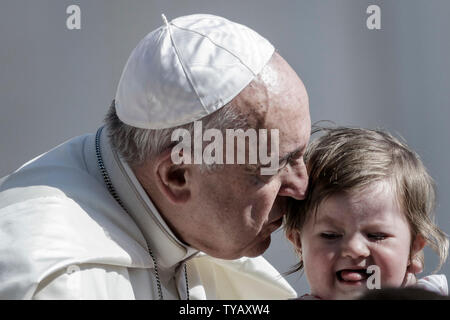 Cité du Vatican, Vatican. 26 Juin, 2019. Pape Francis dirige l'audience générale hebdomadaire sur la Place Saint Pierre. Credit : Giuseppe Ciccia/Alamy Live News Banque D'Images
