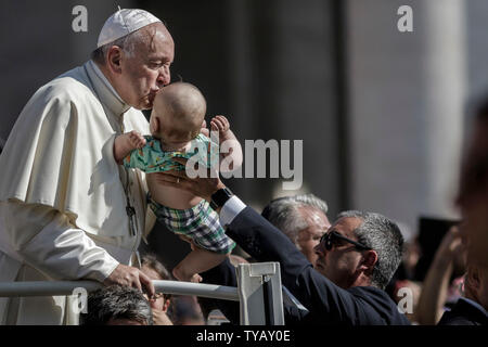 Cité du Vatican, Vatican. 26 Juin, 2019. Pape Francis dirige l'audience générale hebdomadaire sur la Place Saint Pierre. Credit : Giuseppe Ciccia/Alamy Live News Banque D'Images