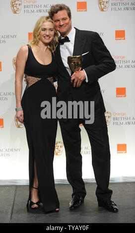 L'actrice britannique Kate Winslet se tient avec l'acteur britannique Colin Firth, tenant son prix du meilleur acteur, dans la salle de presse au "Orange British Academy Film Awards' au Royal Opera House de Londres le 21 février 2010. Rune Hellestad/UPI Banque D'Images