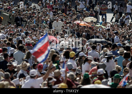 Cité du Vatican, Vatican. 26 Juin, 2019. Pape Francis dirige l'audience générale hebdomadaire sur la Place Saint Pierre. Credit : Giuseppe Ciccia/Alamy Live News Banque D'Images