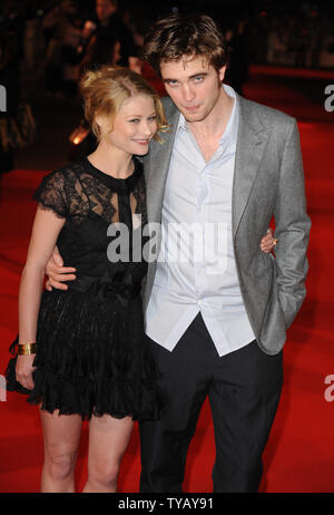 L'acteur américain Robert Pattinson et Emilie de Ravin actrice australienne assister à la première de "Remember Me" à l'Odeon Leicester Square à Londres le 17 mars 2010. Rune Hellestad/UPI Banque D'Images