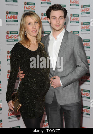 L'artiste britannique Sam Taylor-Wood/directeur et l'acteur Aaron Johnson assister à 'l'Empire Awards", à l'hôtel Grosvenor à Londres le 28 mars 2010. Rune Hellestad/UPI Banque D'Images