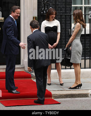 L-R Le Premier ministre britannique, David Cameron, le président français Nicolas Sarkozy,Samantha Cameron et Carla Bruni au n° 10 Downing Street à Londres, le vendredi 18 juin 2010.Le Président Sarkozy est en visite à Londres pour commémorer le président Charles de Gaulle célèbre diffusé à des forces de résistance dans la France de l'occupation nazie. UPI/Hugo Philpott Banque D'Images